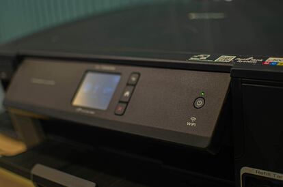 Botones y pantalla de una impresora de inyección de tinta