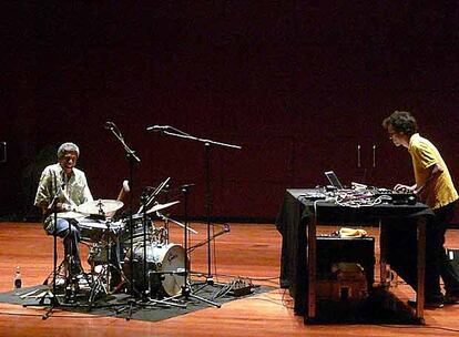 Kieran Hebden y Steve Reid durante el concierto de presentación de su nuevo disco 'Tongues' en Madrid