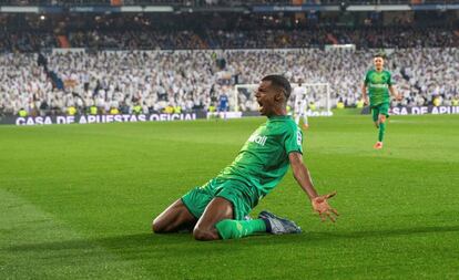 Isak celebra un gol ante el Madrid.