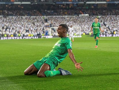 Isak celebra un gol ante el Madrid.