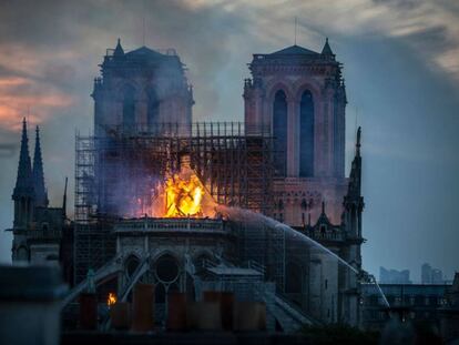 La catedral de Notre Dame sufrió un incendio en la tarde del 15 de abril, que ocasionó la pérdida de la cubierta y la aguja que proyectó Viollet-le-Duc, entre 1844 y 1864. |