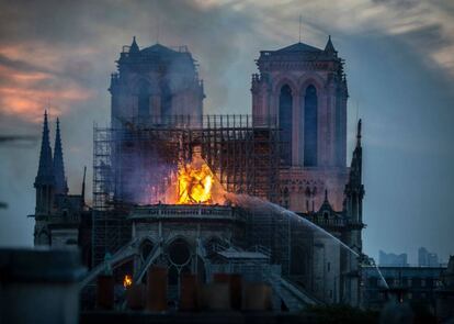 La catedral de Notre Dame sufrió un incendio en la tarde del 15 de abril, que ocasionó la pérdida de la cubierta y la aguja que proyectó Viollet-le-Duc, entre 1844 y 1864. |