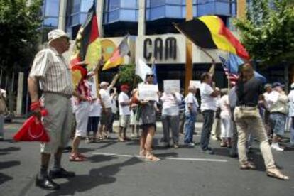 Manifestación de la Plataforma de afectados por la participaciones de la Caja Mediterráneo (CAM) a las puertas de la sede central en Alicante. EFE/Archivo