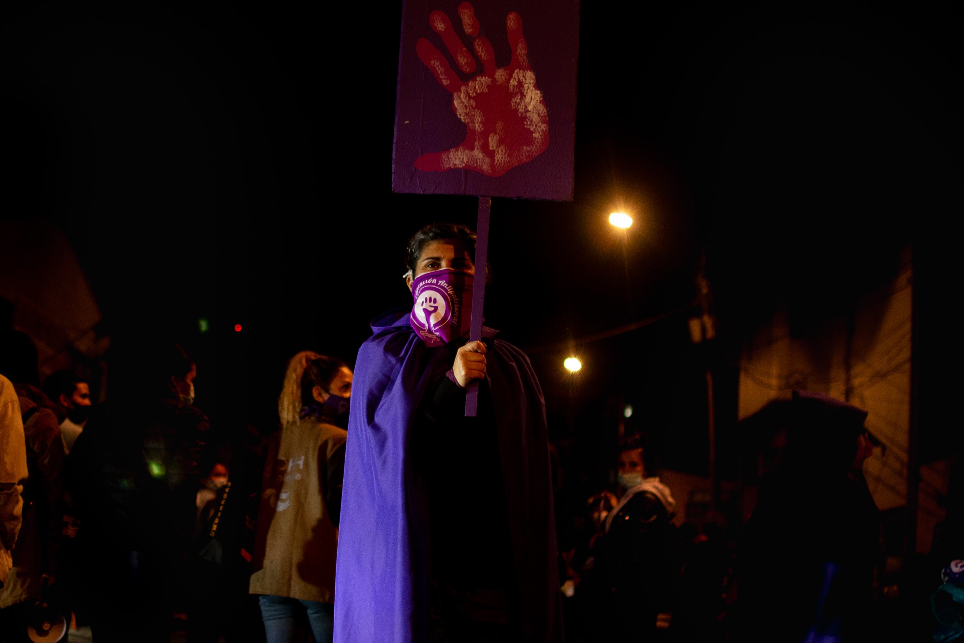 Mujeres de diferentes colectivos feministas se reúnen para conmemorar el Día Internacional de la No Violencia contra la Mujer en Bogotá, el 25 de octubre de 2020.