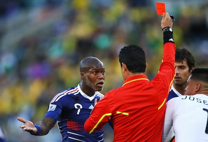 Djibril Cisse protesta al arbitro Óscar Ruíz la expulsión de su compañero Yoann Gourcuff.