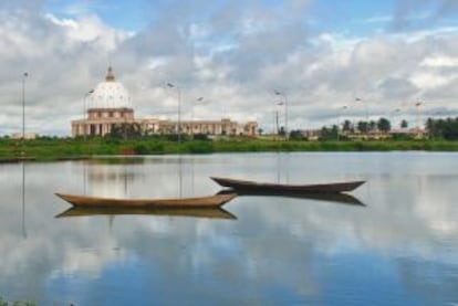 Vista de la basílica de Nuestra Señora de la Paz, conocida como el Vaticano de Yamusukro, en Costa de Marfil.