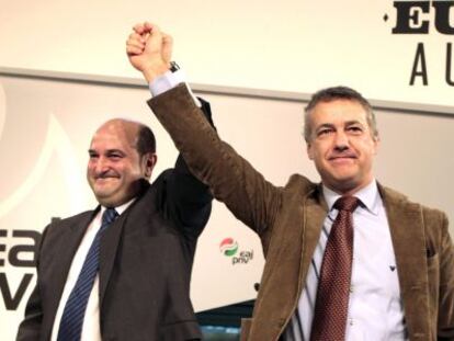 Iñigo Urkullu (d) con el nuevo presidente del PNV, Andoni Ortuzar (i).