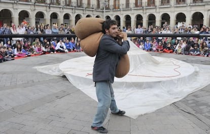 Una de las actuaciones de Kaldearte celebradas en las calles de Vitoria.