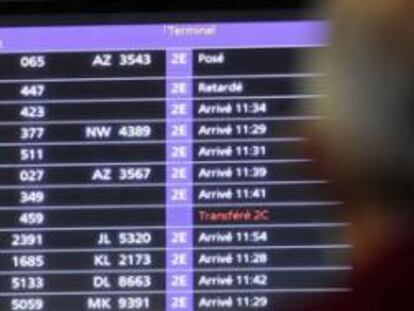 Un pasajero contempla un panel en uno de los aeropuertos franceses