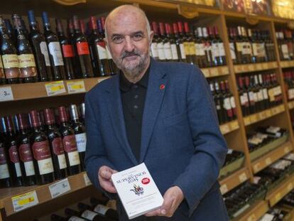 L'enòleg Joan C. Martín, amb la seva guia de vins.