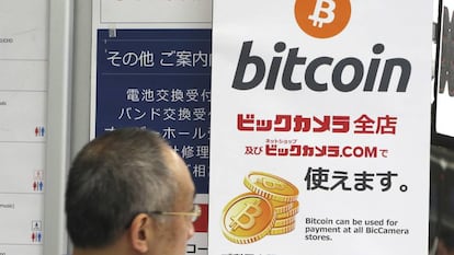 Publicidade do bitcoin em uma loja de Tóquio, Japão.