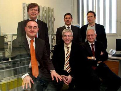 De pie: Ll. Rafecas (Encantia), J. L. Díaz (Almirall) y J. Aymamí (Crystax). Sentados: J. Cruces (GalChimia), E. Valentí (Esteve) y J. García (Uriach).