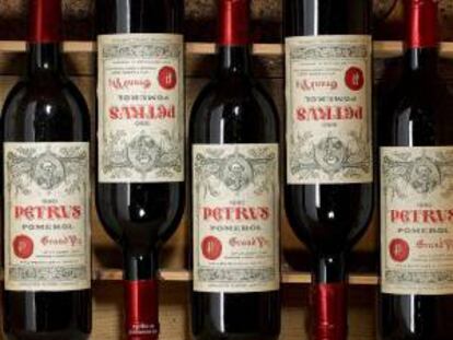 Una caja del selecto vino de Burdeos Petrus, uno de los más caros del mundo, que se ofreció al mejor postor en una subasta. EFE/Archivo