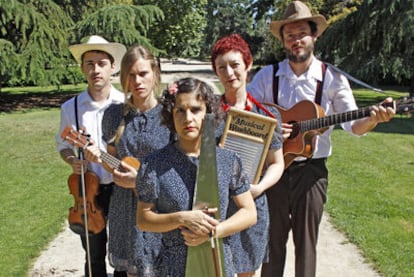 The Shellac Family, un grupo que practica música estadounidense de los años treinta.