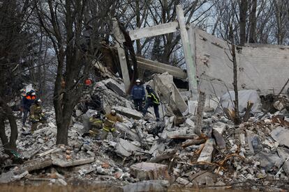 Unos trabajadores de los servicios de emergencias desescombran, este miércoles, el edificio atacado por el ejército ucranio en Makiivka.