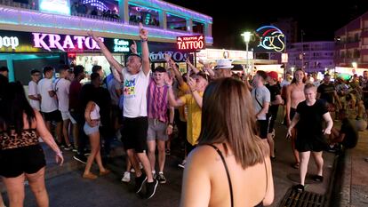 Turistas en la calle de Punta Ballena de Magaluf (Mallorca), en agosto de 2018.