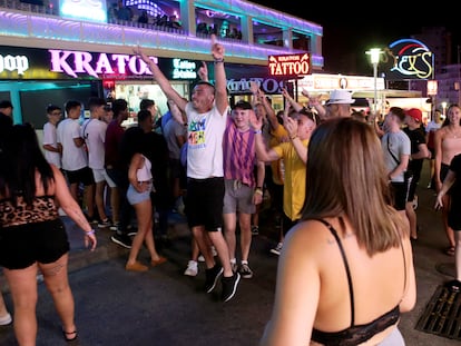 Turistas en la calle de Punta Ballena de Magaluf (Mallorca), en agosto de 2018.