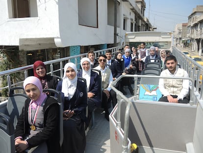 Estudiantes en el bus turístico que recorre la ciudad de Mosul, este 3 de abril.