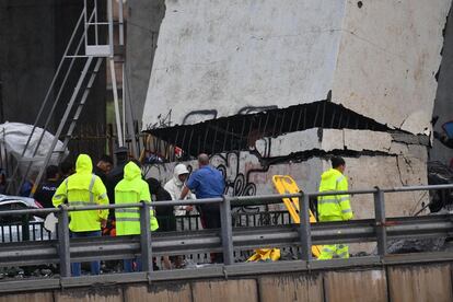 Miembros de los servicios de emergencia trabajan en el lugar tras derrumbarse una sección del viaducto Morandi en Génova (Italia).