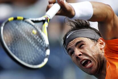 Rafael Nadal realiza un saque durante la final de Indian Wells, que perdió ante Novak Djokovic.