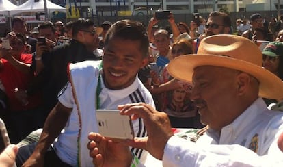 Dos Santos atiende a cientos de peticiones de fotos durante el desfile en Los Ángeles.