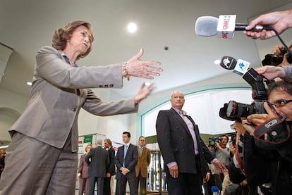 La reina Sofía saluda a los periodistas en el hospital Clínic de Barcelona.