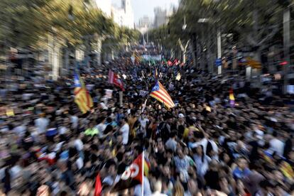 Manifestación por el Paseo de Gràcia durante la jornada de huelga.
