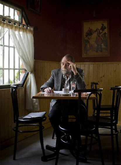 Pablo Guerrero trabaja por las mañanas en una mesa soleada de la cafetería Los Poetas, en Madrid.