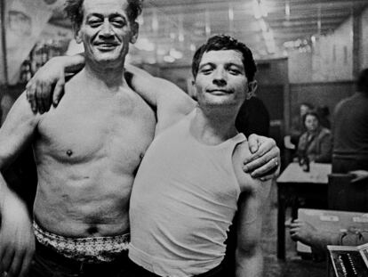 En sus años de formación, el sueco Anders Petersen viajó en diferentes ocasiones a Alemania para retratar a los heterodoxos parroquianos del Lehmitz.