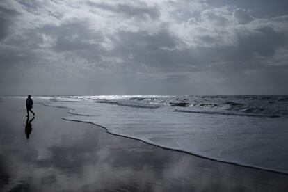 Una mujer pasea hoy por la playa de Mazagón en Doñana (Huelva).