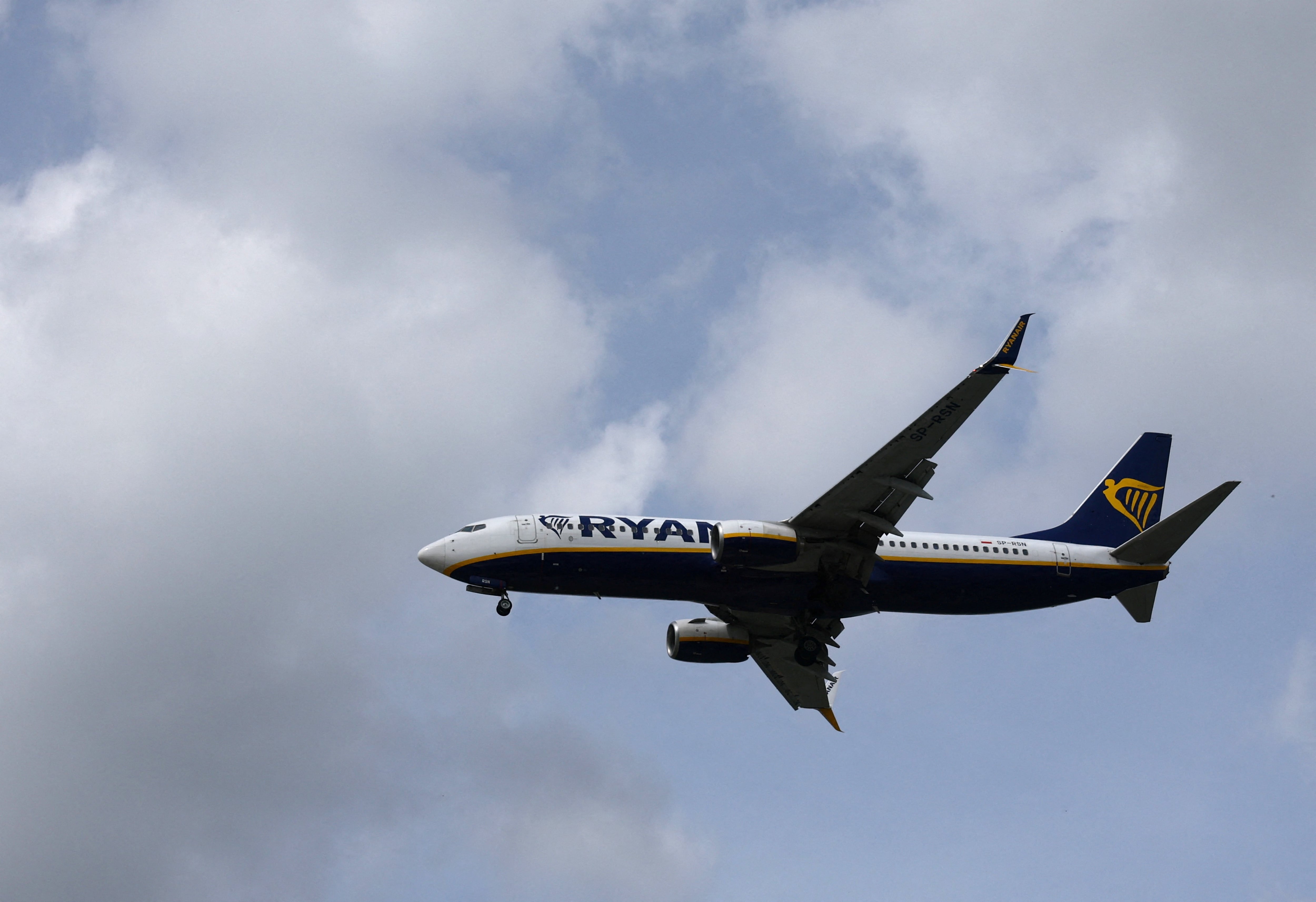 Ryanair carga contra Óscar Puente: “No tiene ningún plan para llenar los aeropuertos regionales”
