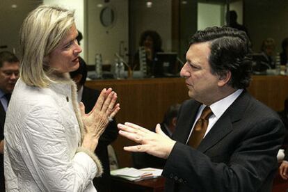 La ministra de Exteriores de Austria, Ursula Plassnik, conversa con José Manuel Durão Barroso en Bruselas.