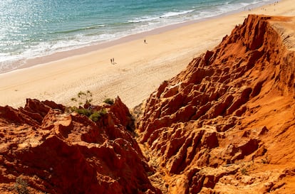 Playa de Falésia (Olhos de Água, Portugal). A pesar de que el año pasado este arenal ocupaba la primera posición, Falésia sigue ofreciendo al viajero sus espectaculares acantilados, sus extensas arenas doradas y sus aguas azules. Las actividades que pueden realizarse aquí son múltiples: tomar el sol, practicar surf en las olas, hacer senderismo por la cima de los acantilados, tomar algo en su bar o, simplemente, disfrutar de las vistas.