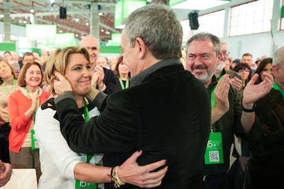 Susana Díaz saluda a el expresidente del Gobierno, José Luis Rodríguez Zapatero, en la inauguración del XV Congreso del PSOE de Andalucía. 