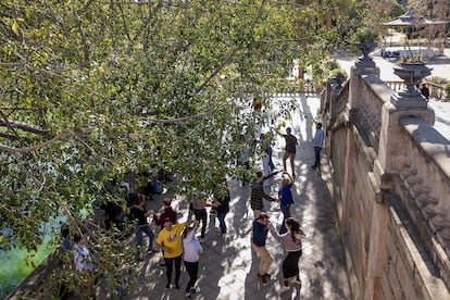 Encuentro de aficionados del baile durante un fin de semana junto a la cascada del parque de la Ciutadella donde se reúnen para bailar.

