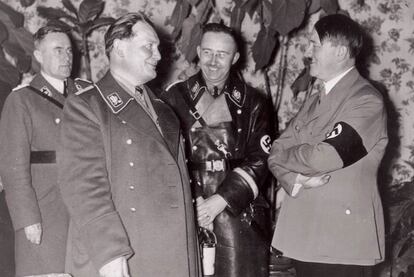 Hermann Göring (segundo por la izquierda), Heinrich Himmler (en el centro) y Adolf Hitler, en un documental de National Geographic.