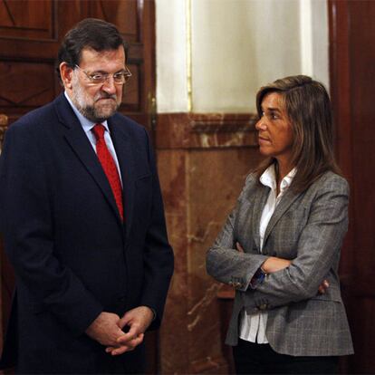 Mariano Rajoy y Ana Mato, en los pasillos del Congreso a primera hora de la mañana.