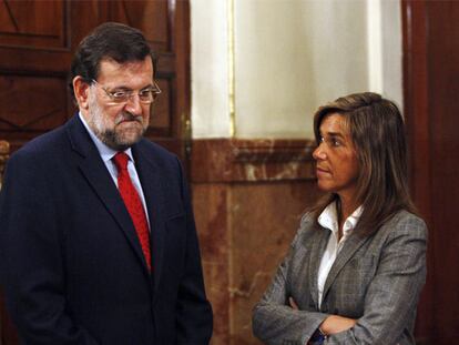 Mariano Rajoy y Ana Mato, en los pasillos del Congreso a primera hora de la mañana.