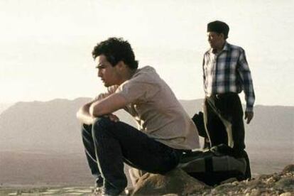 Nicolas Cazale, en primer plano, y Mohamed Majd, en una escena de <i>El largo viaje</i>.