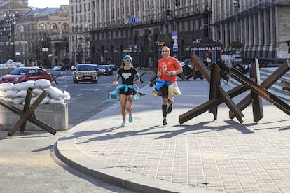 Una pareja hacía deporte en una calle de Kiev el 27 de marzo.