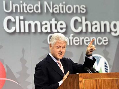 El ex presidente estadounidense Bill Clinton se dirige a los participantes de la cumbre de Montreal.