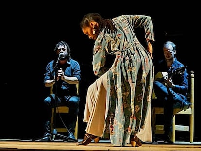 Momento de la actuación de Yinka Esi Graves, en el Teatro Nacional de Dakar.
