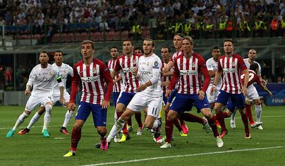 Los jugadores de los dos equipos durante un córner del Madrid.