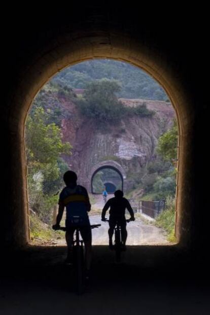 Ciclistas en el llamado túnel de Castellar, de 68 metros de largo, ubicado en la Vía Verde de la Sierra (Cádiz).
