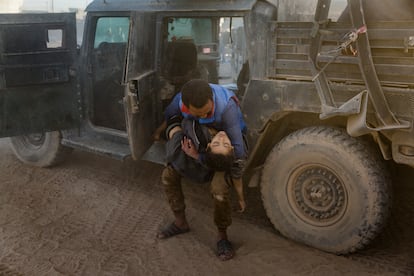 Un hombre se derrumba al salir de un vehículo armado en una estación de primeros auxilios en Mosul del Este, mientras lleva en los brazos a su hermano, muerto momentos antes durante un ataque con mortero perpetrado por el ISIS. De la serie 'End of the Caliphate'.