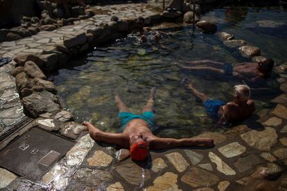 Varias personas sin mascarilla disfrutan de las altas temperaturas este sábado en las termas de A Chavasqueira en Ourense.