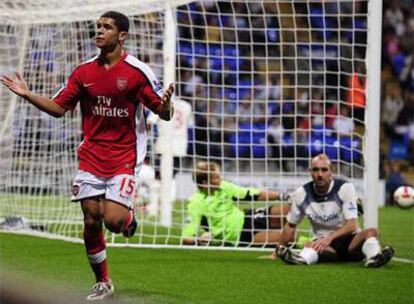 Denilson celebra uno de los tantos ante el Bolton