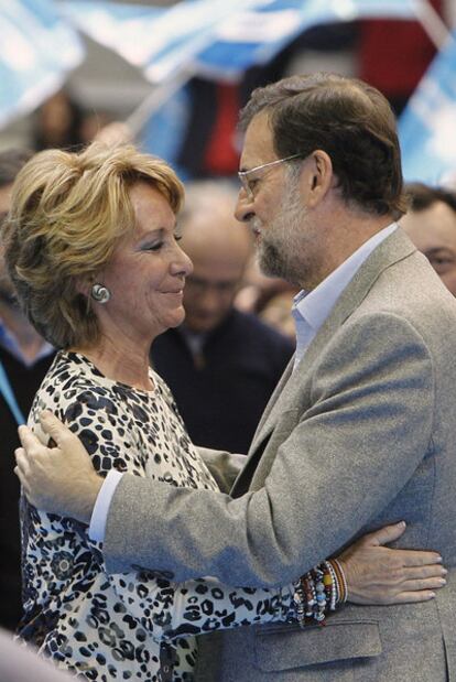 Mariano Rajoy saluda a Aguirre en el mitin de Leganés.