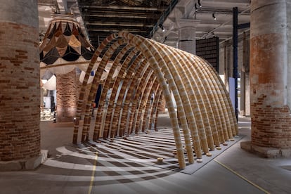 'Elephant Chapel', de Boonserm Premthada, instalación realizada con ladrillos fabricados con excremento de elefante.