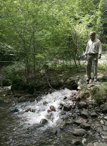 El caudal ecológico en el pantano de Lareo se reabrió ayer.